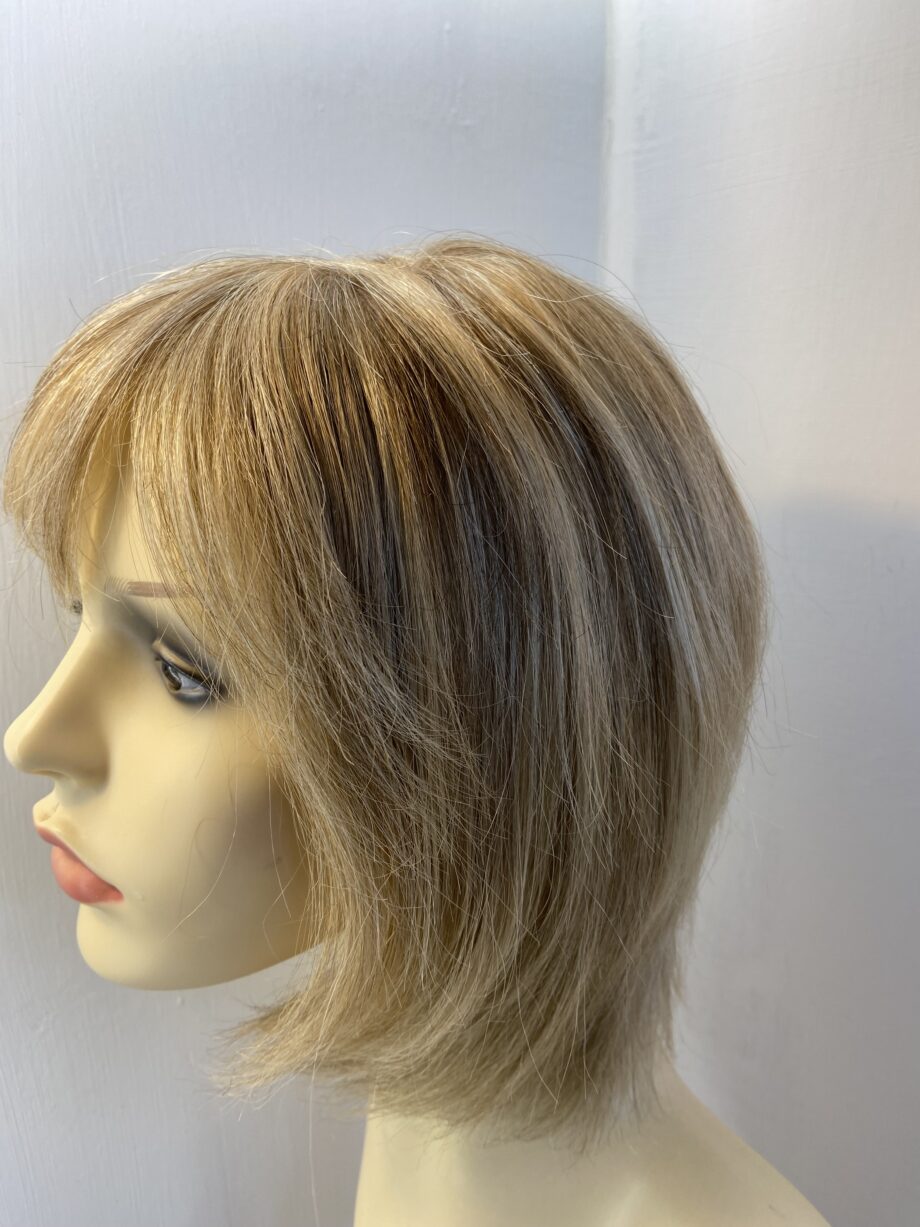 Blonde highlighted wig. Blms316