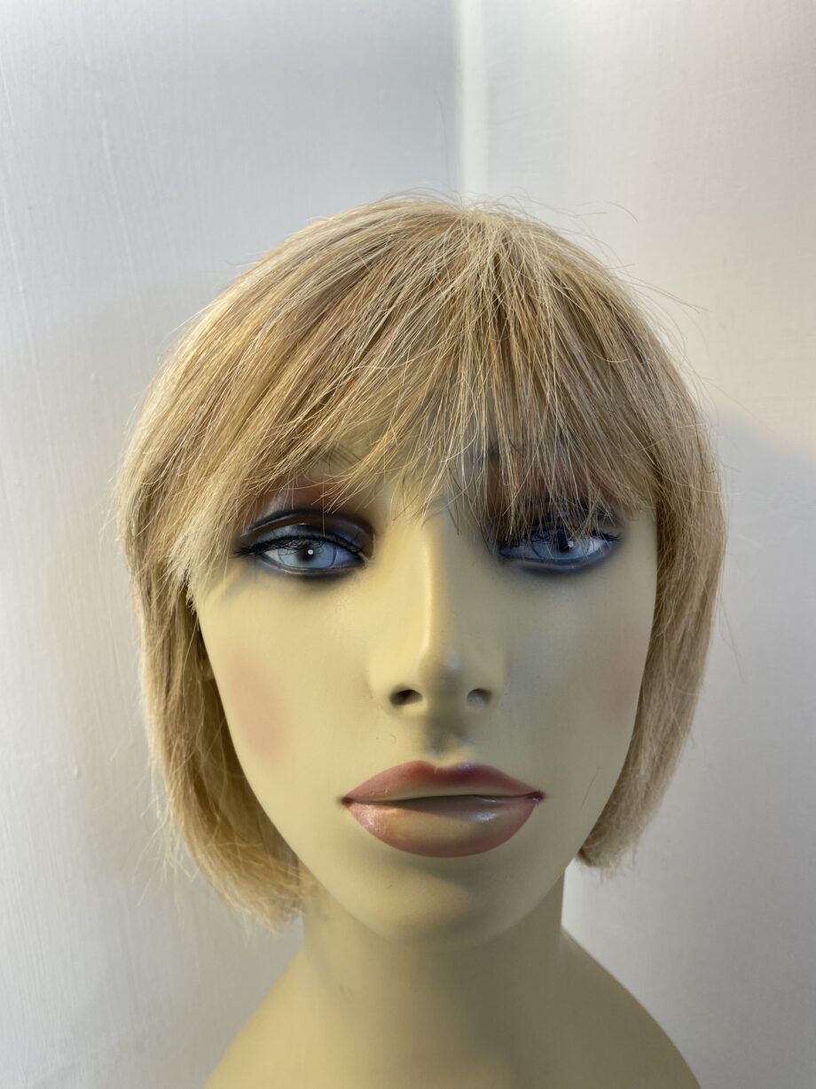 Blonde highlighted wig. Blms317