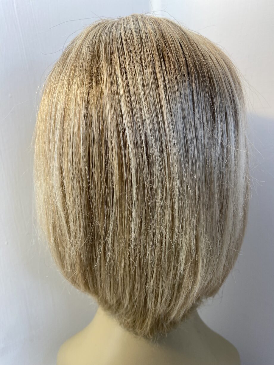 Blonde highlighted wig. Blms317