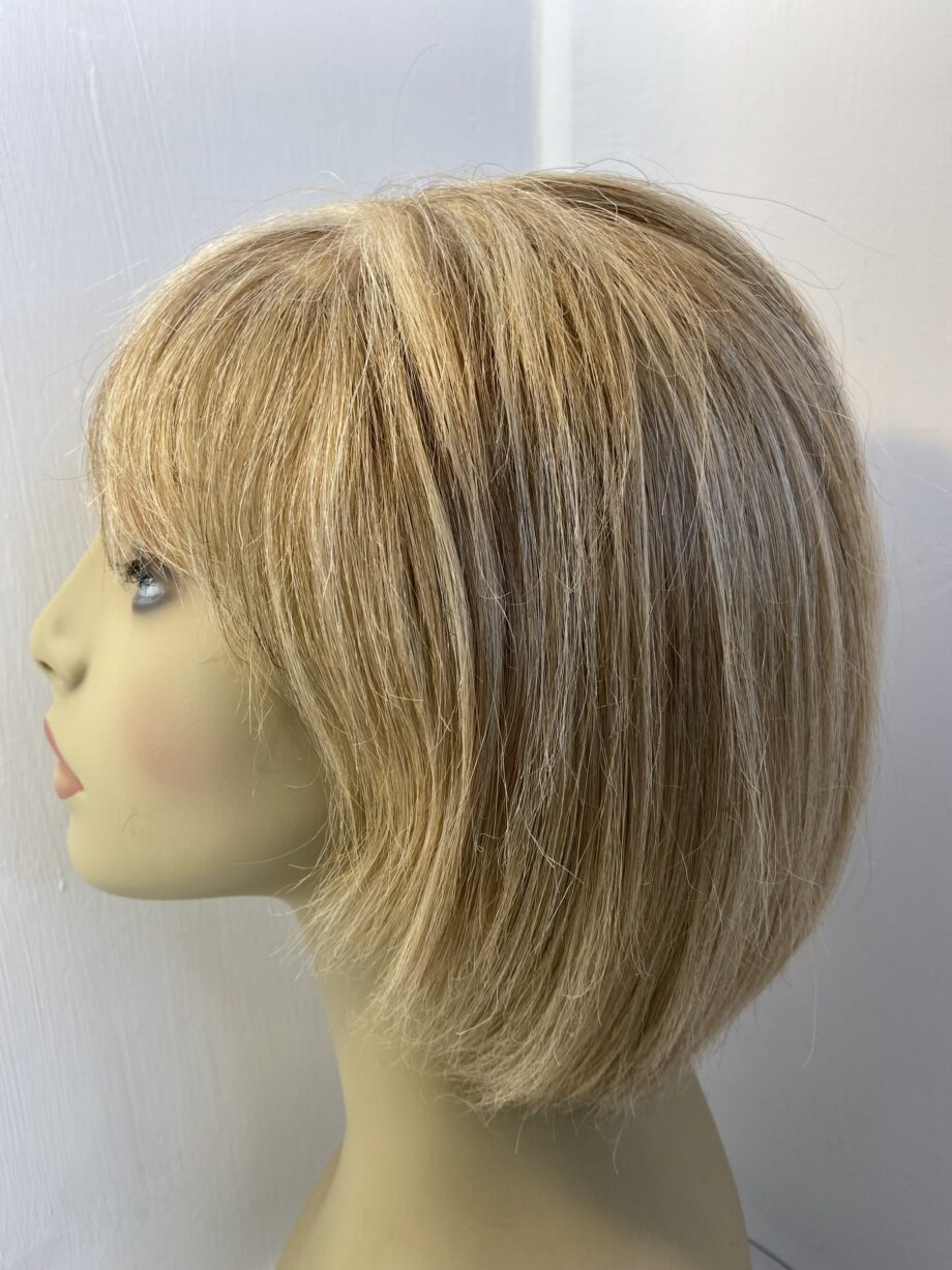 Blonde highlighted wig. Blms317