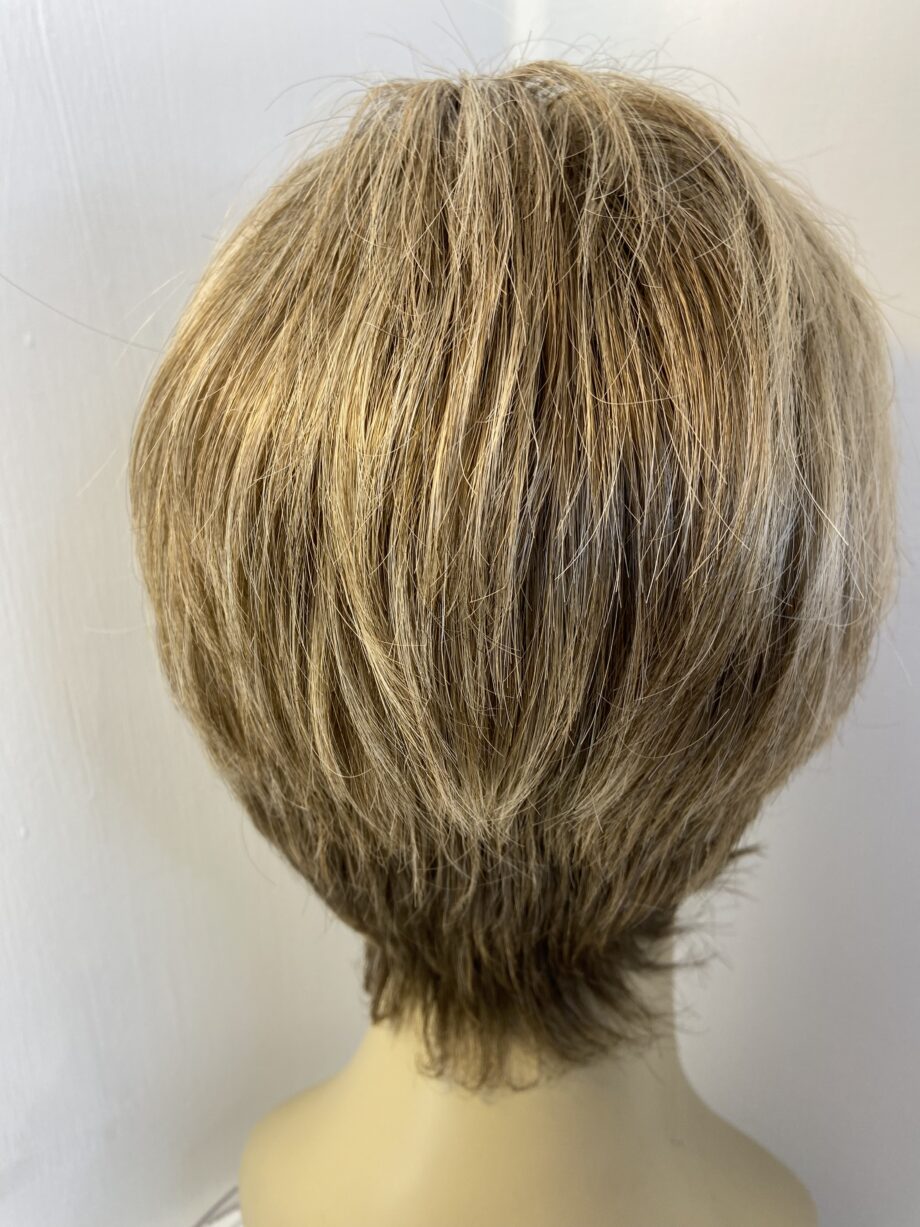 Beautiful Light brown/ blonde short wig. Blss319