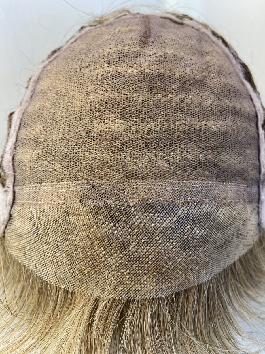 Beautiful Light brown/ blonde short wig. Blss319