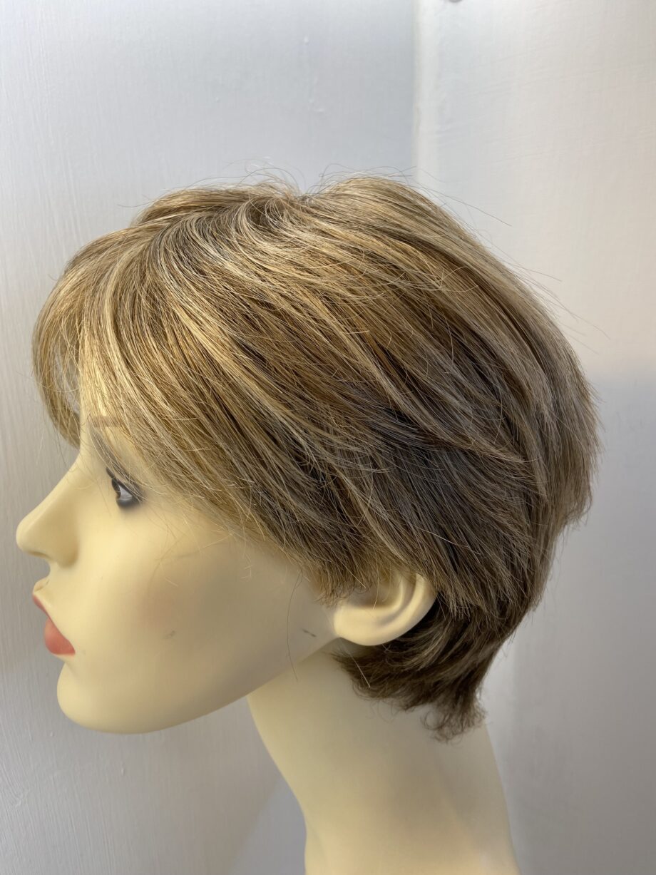 Light brown/ blonde wig. Blss320