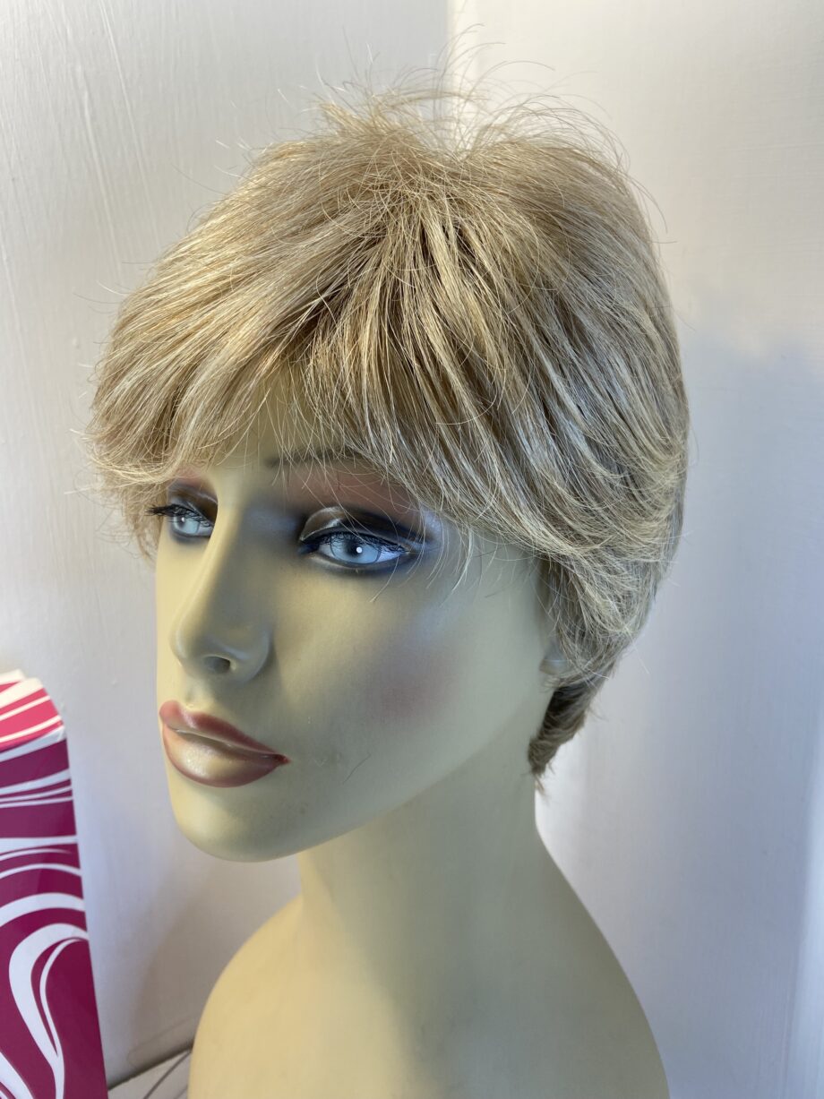 New blonde short designer wig. Bblss501