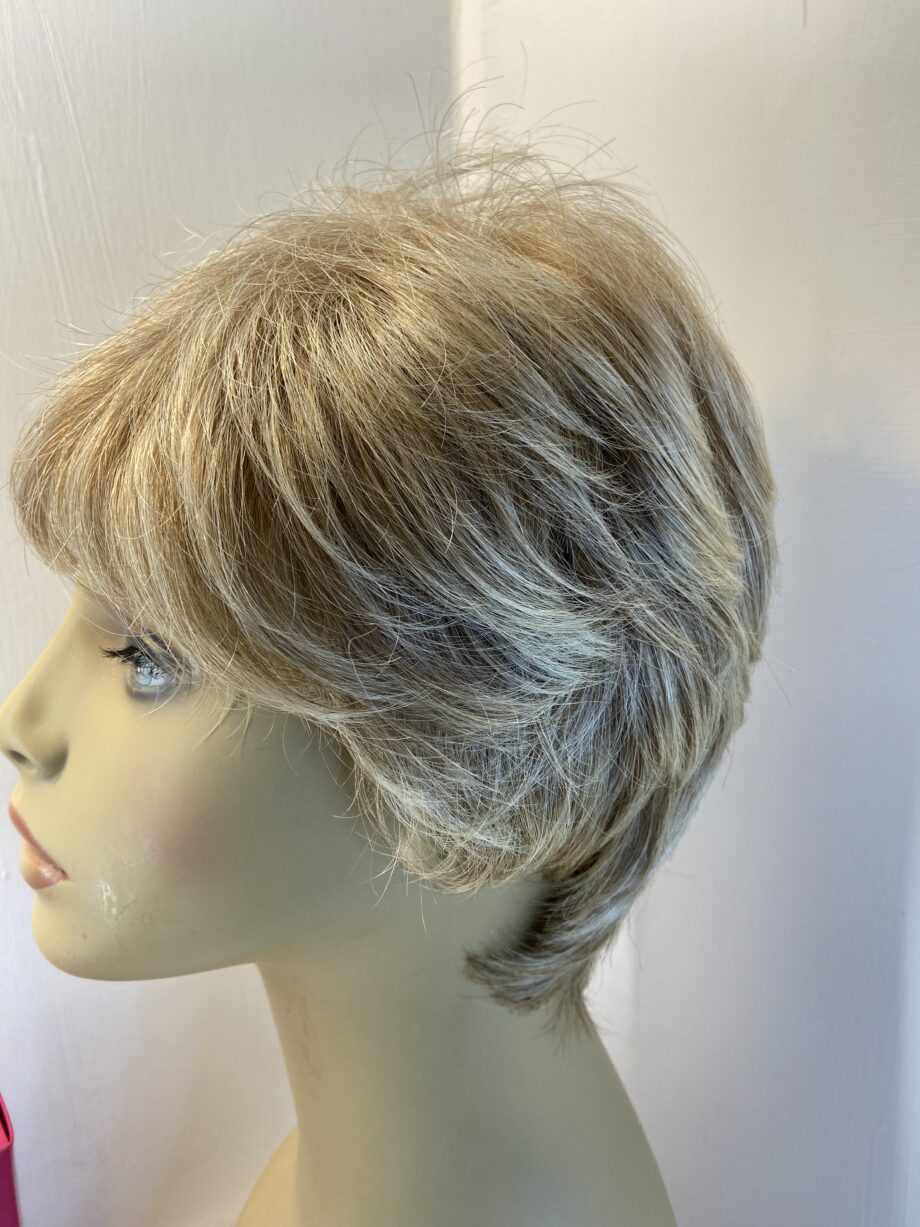 New blonde short designer wig. Bblss501