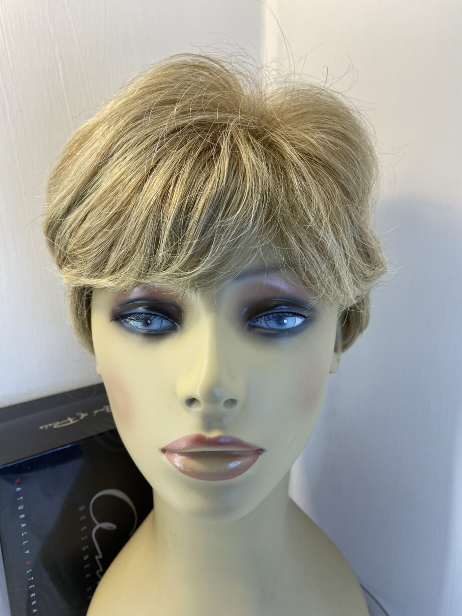 Beautiful blonde short designer wig. Bblsw503