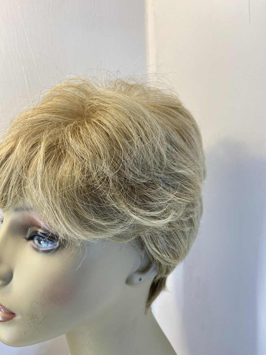 Beautiful blonde short designer wig. Bblsw503
