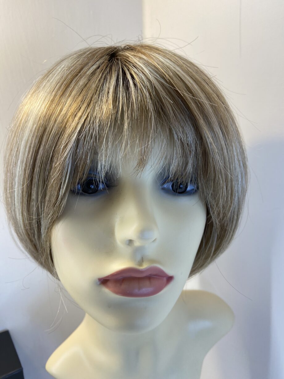 Stunning new designer blonde wig. Bblms504