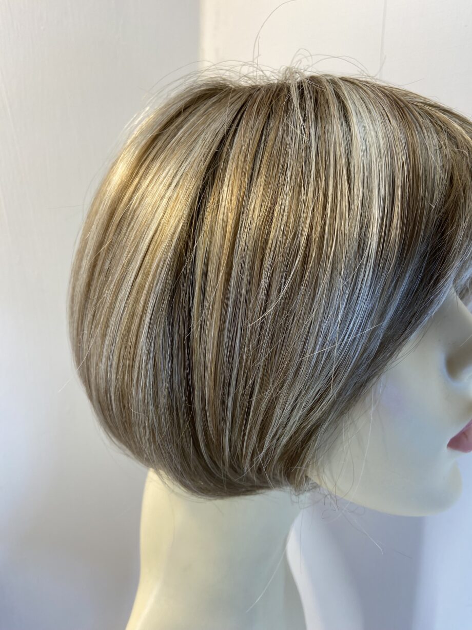 Stunning new designer blonde wig. Bblms504