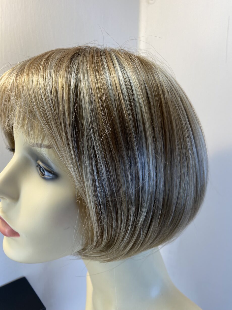 Stunning new designer blonde wig. Bblms504