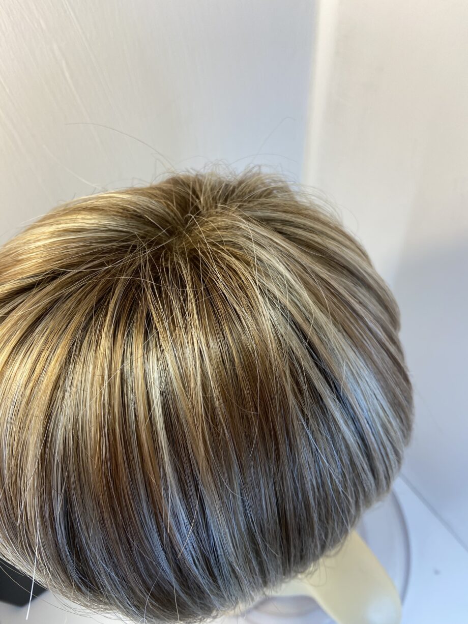 Stunning new designer blonde wig. Bblms504