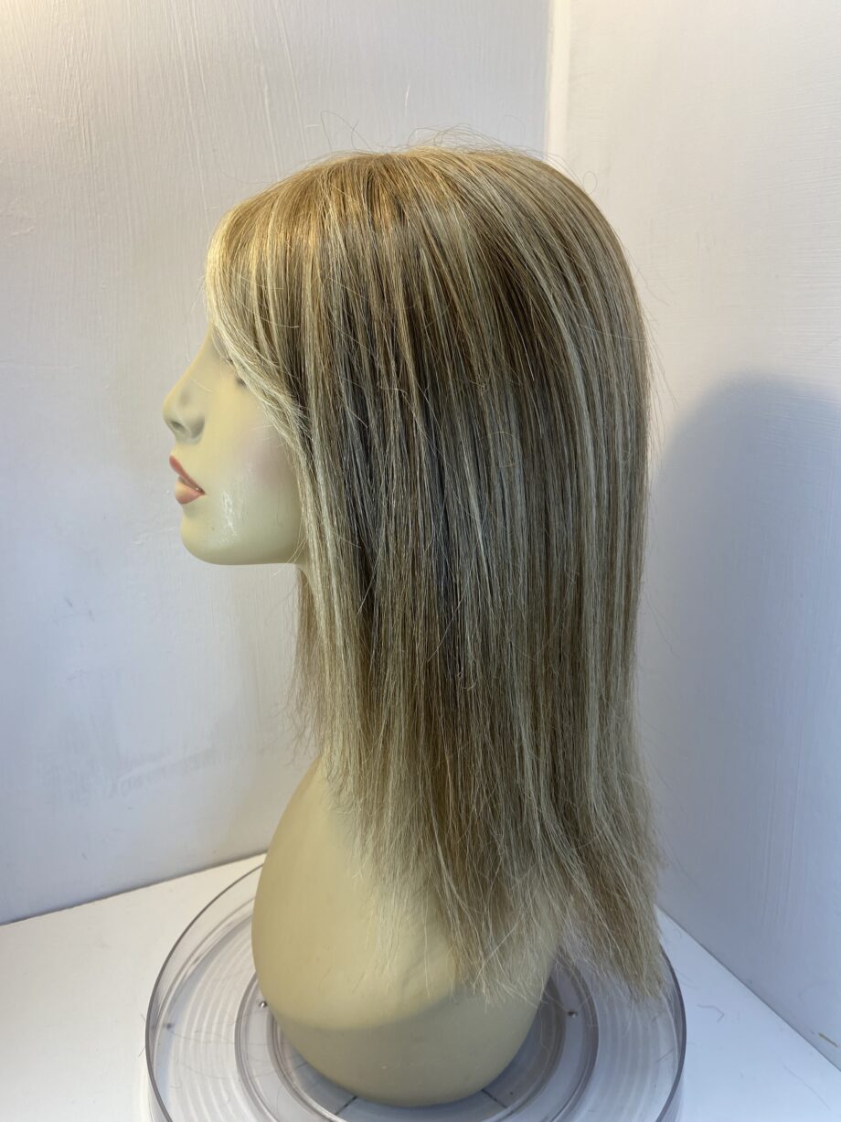 Blonde long pre loved Amore wig. Blls822