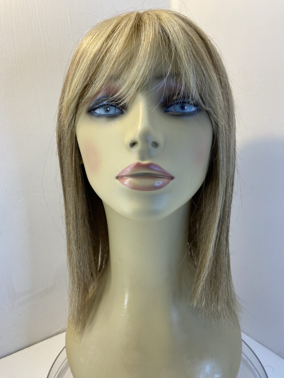 Long pre loved blonde wig. Blls737