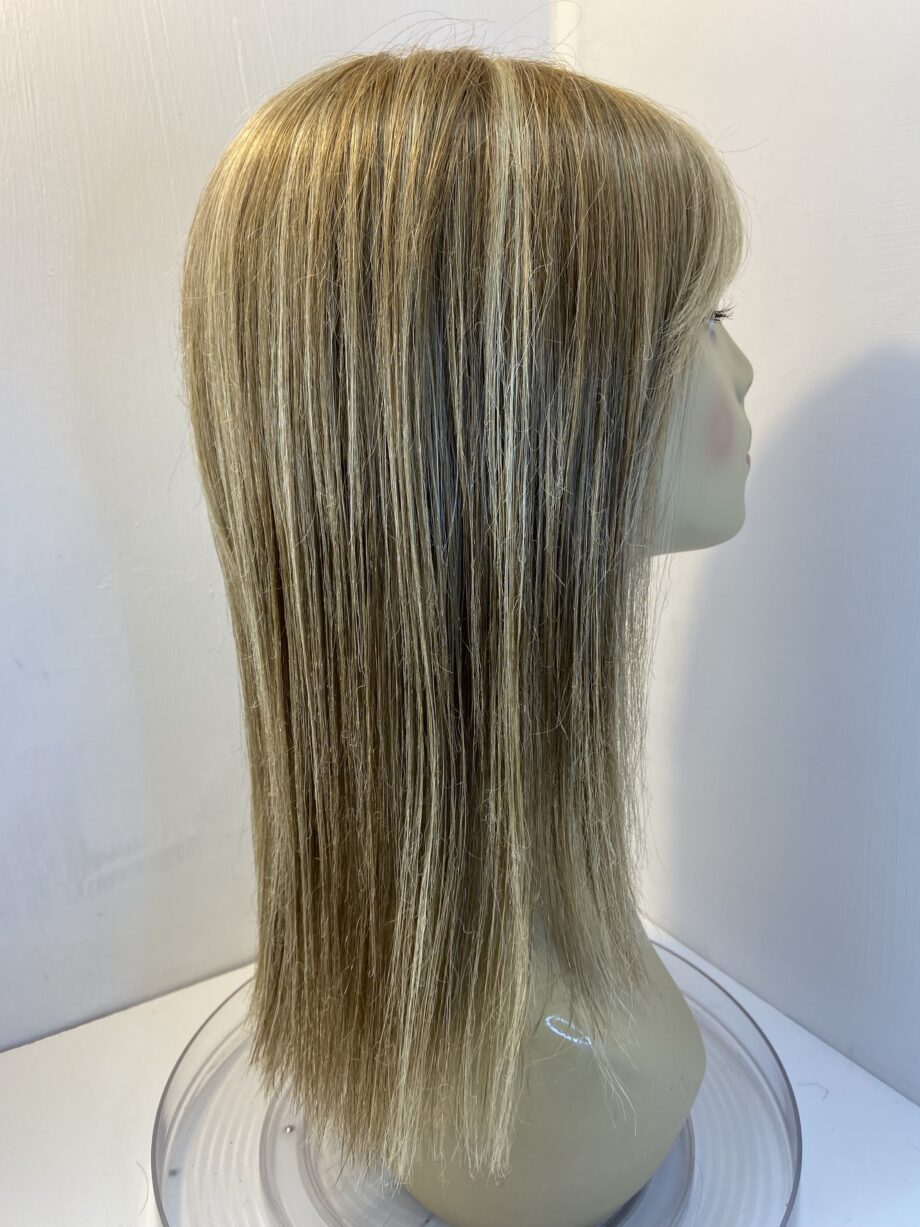 Long pre loved blonde wig. Blls737