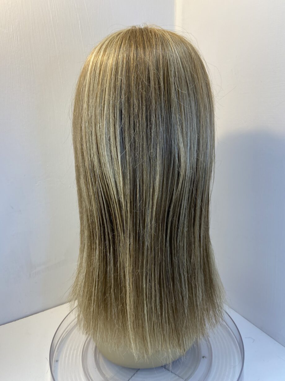 Long pre loved blonde wig. Blls737