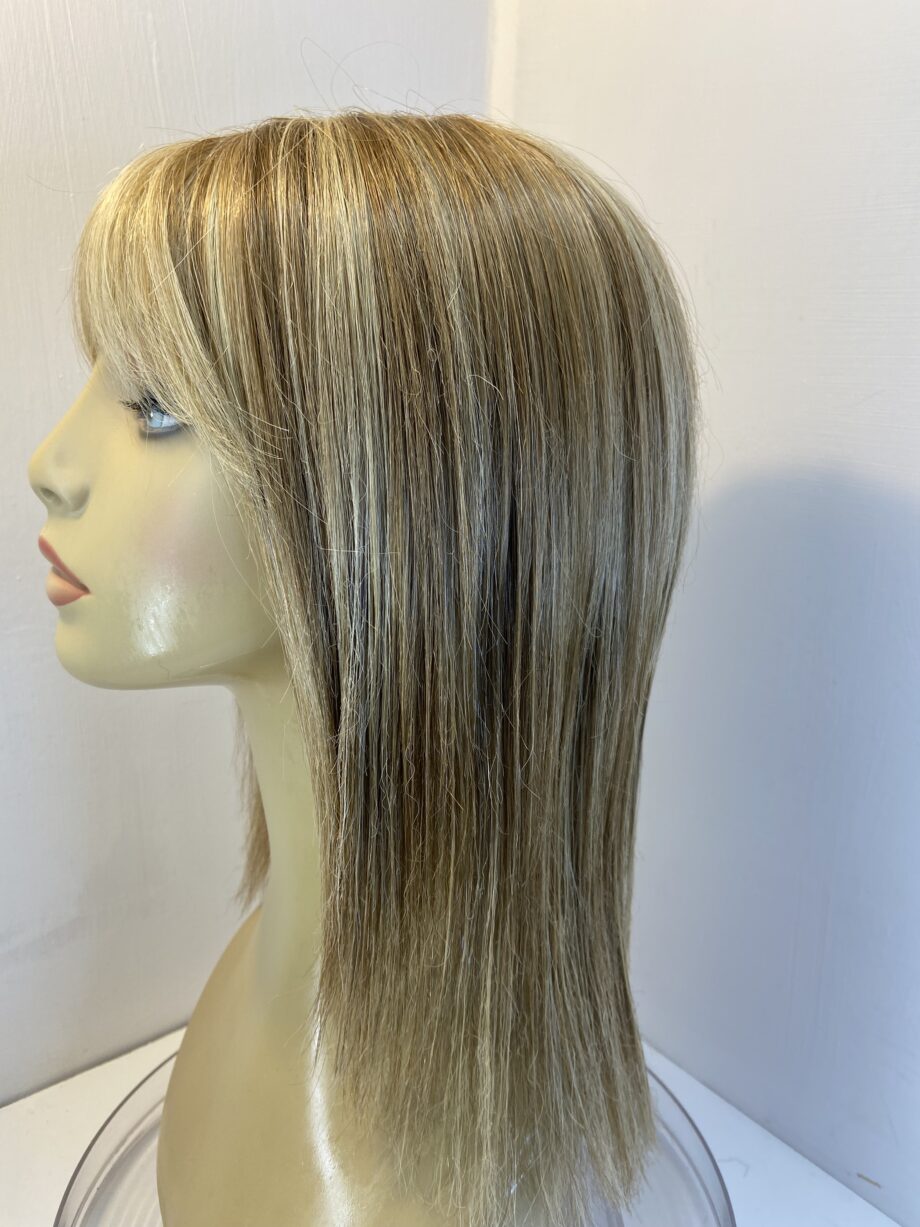 Long pre loved blonde wig. Blls737