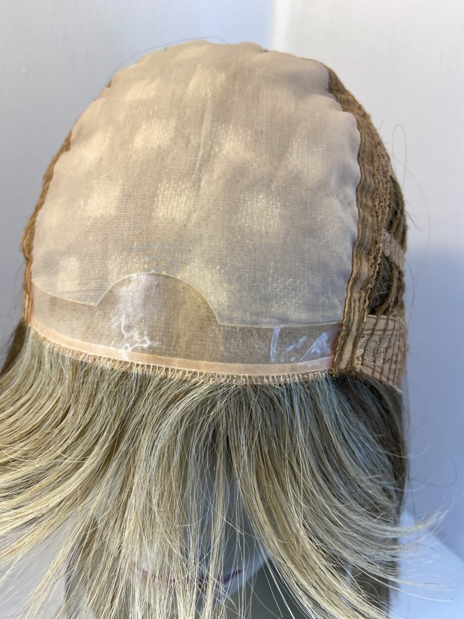 Long pre loved blonde wig. Blls737