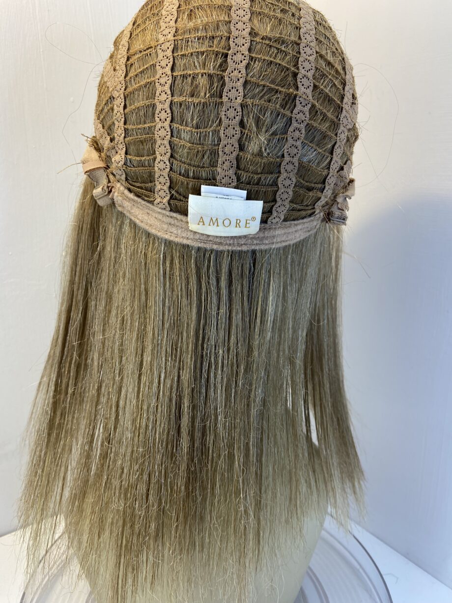 Long pre loved blonde wig. Blls737