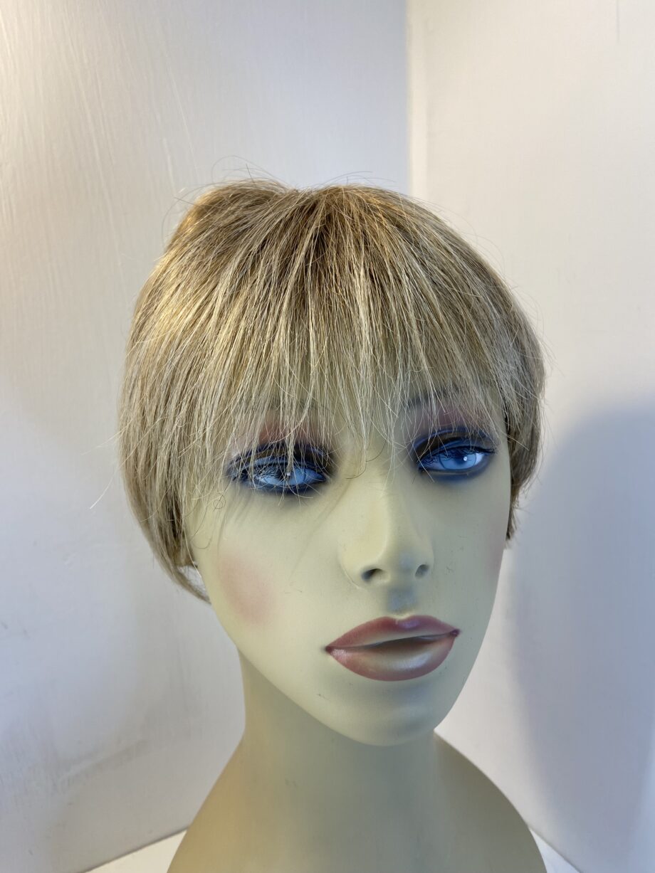 Short soft blonde wig. Blss44