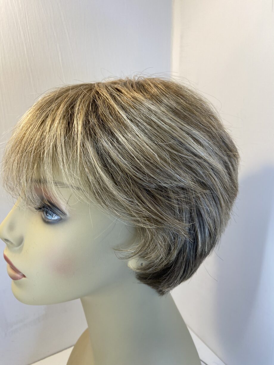Short soft blonde wig. Blss44
