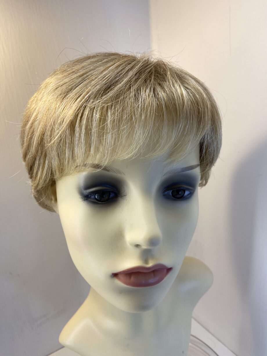 Honey blonde short designer wig. Blss45