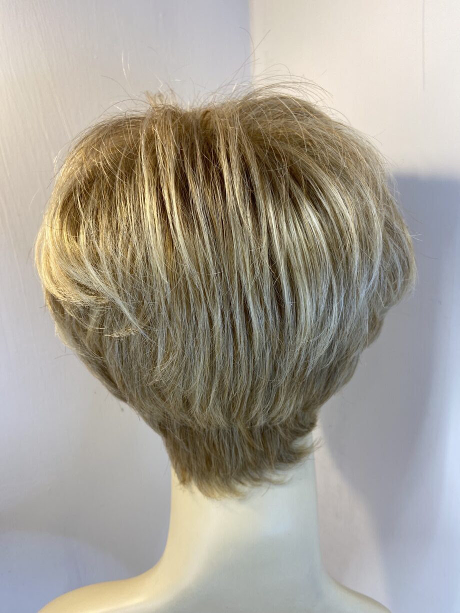 Honey blonde short designer wig. Blss45