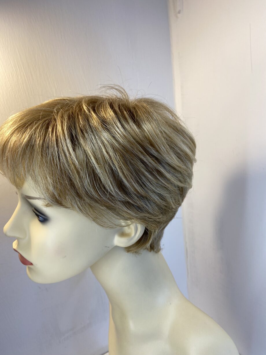 Honey blonde short designer wig. Blss45