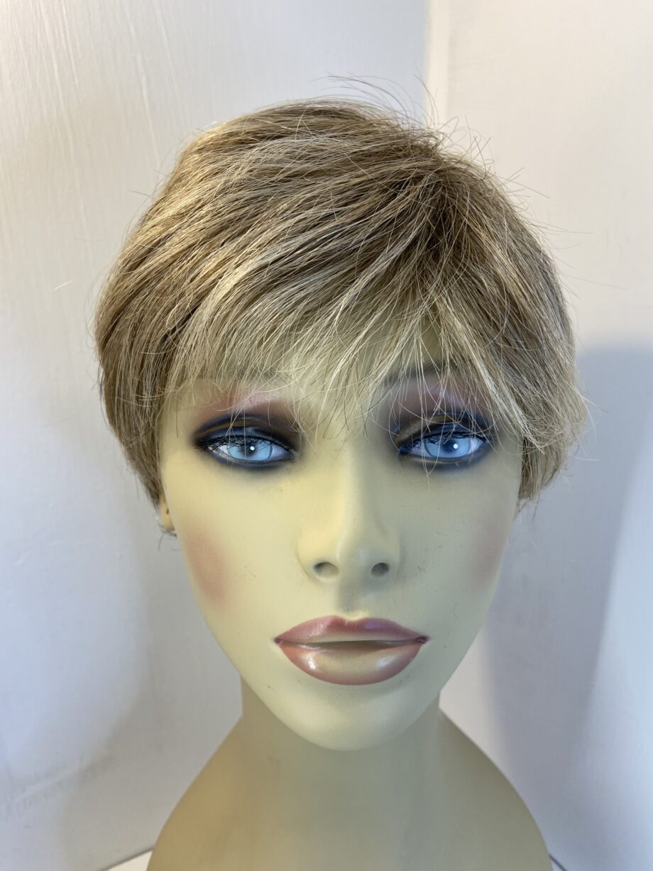 Short blonde wig. Blss48