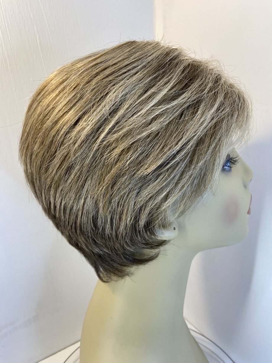 Short blonde wig. Blss48