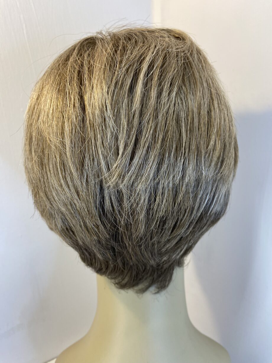 Short blonde wig. Blss48