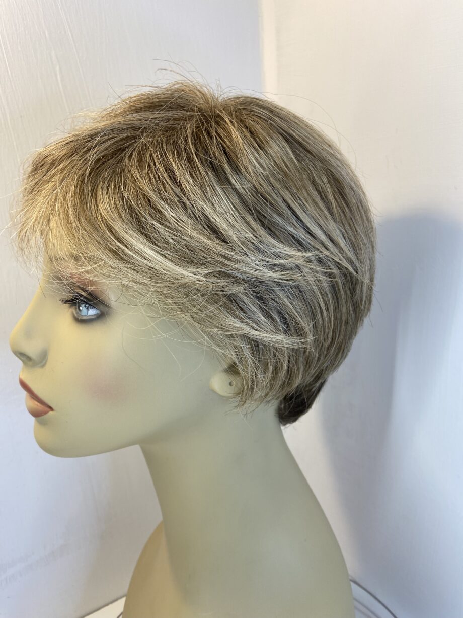 Short blonde wig. Blss48