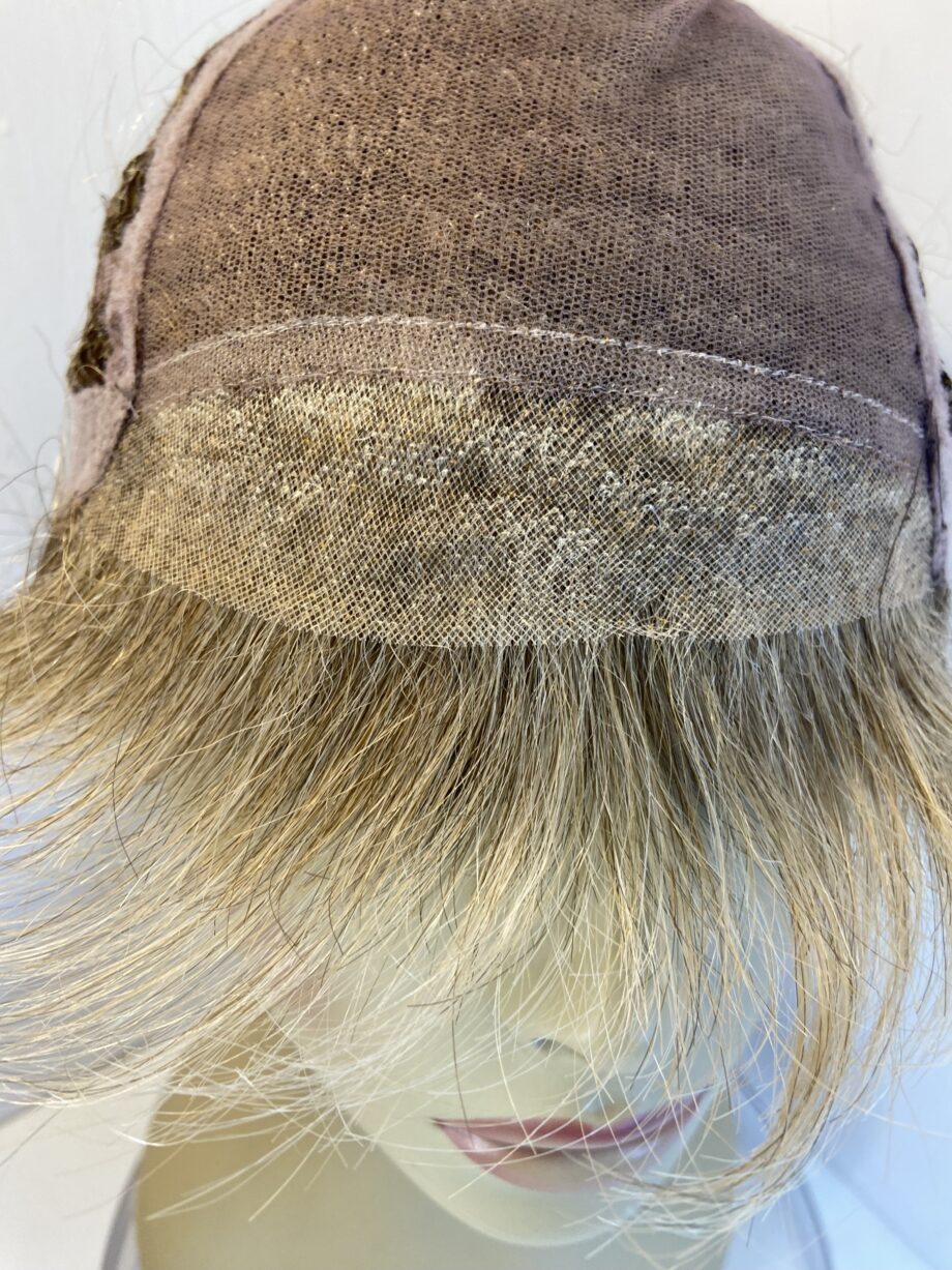 Short blonde wig. Blss48