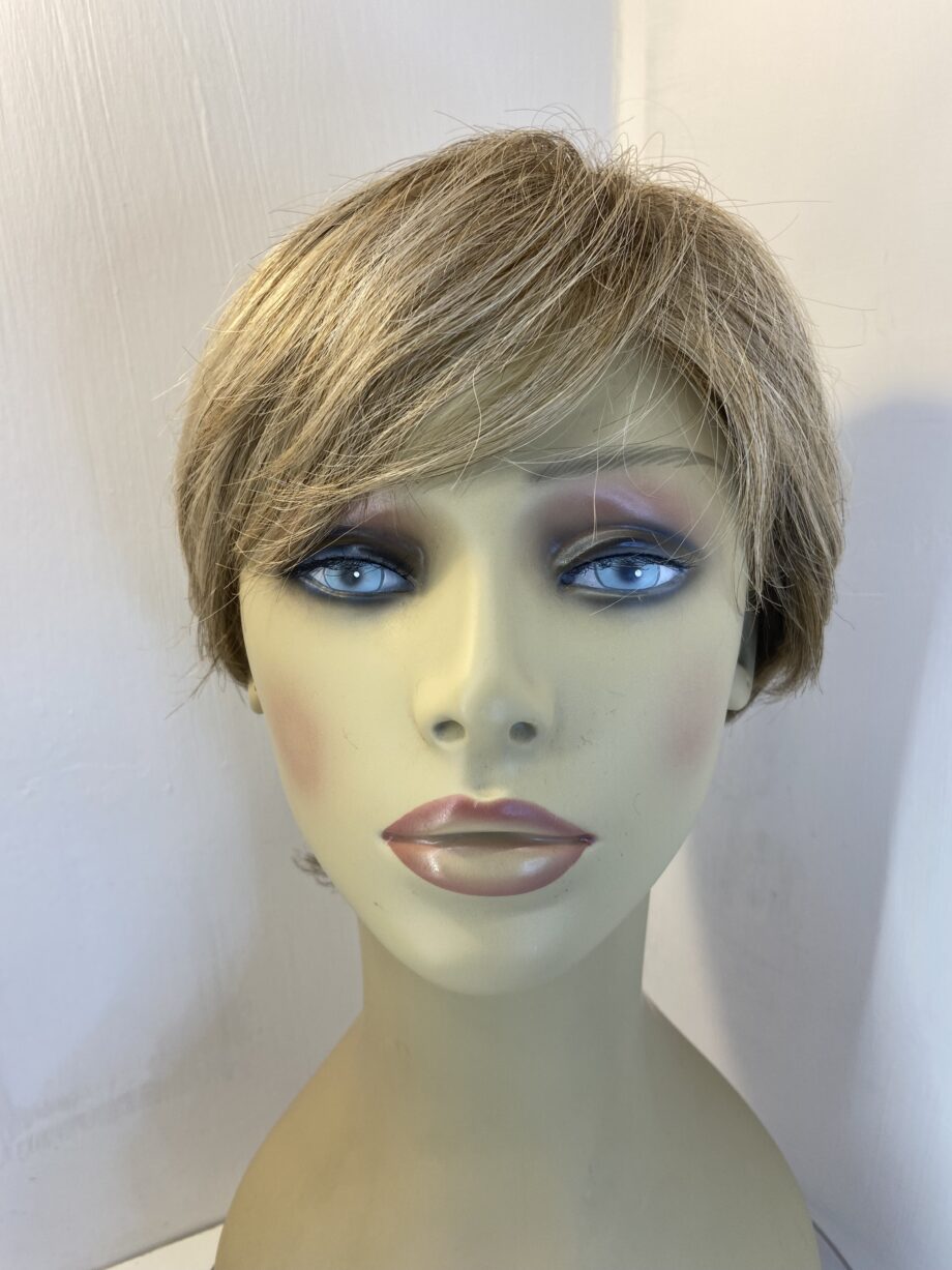 Short blonde wig. Blss521