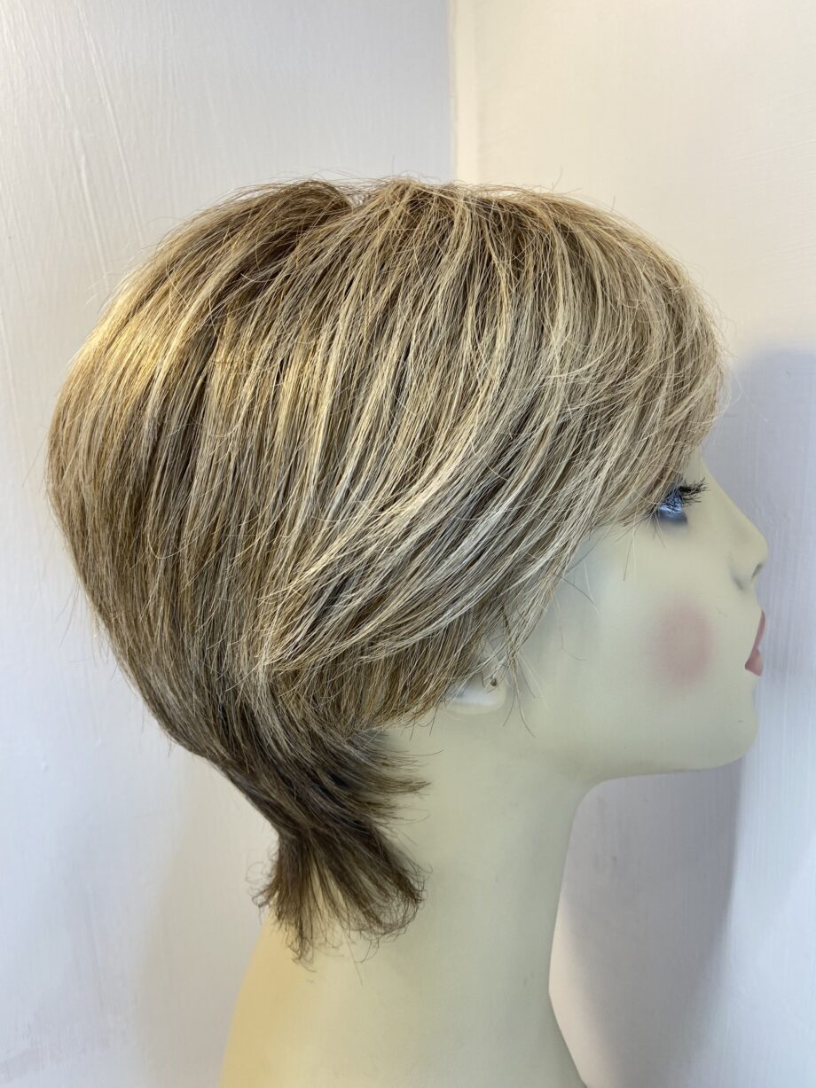 Short blonde wig. Blss521