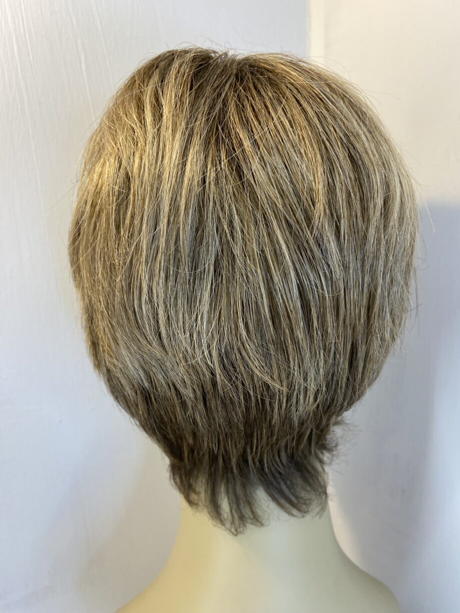 Short blonde wig. Blss521