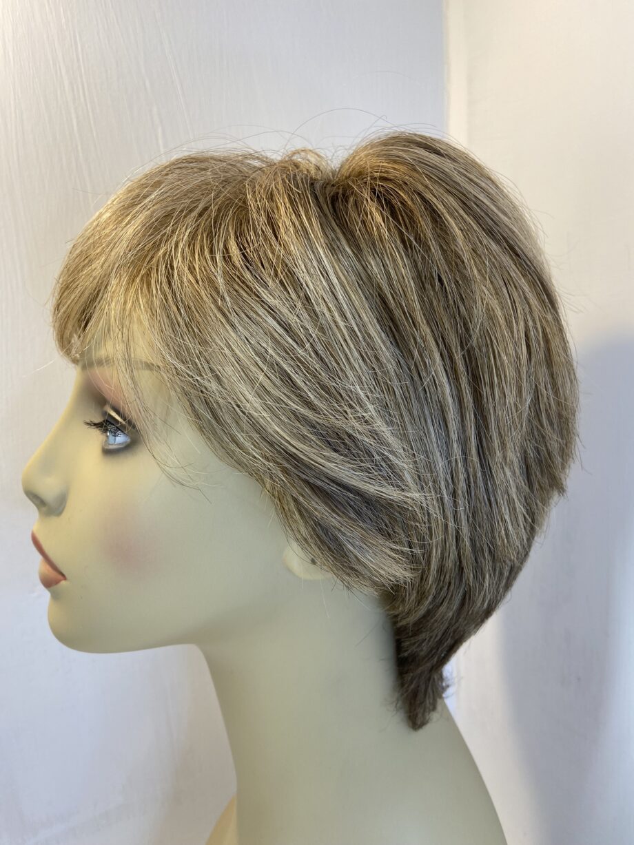 Short blonde wig. Blss521