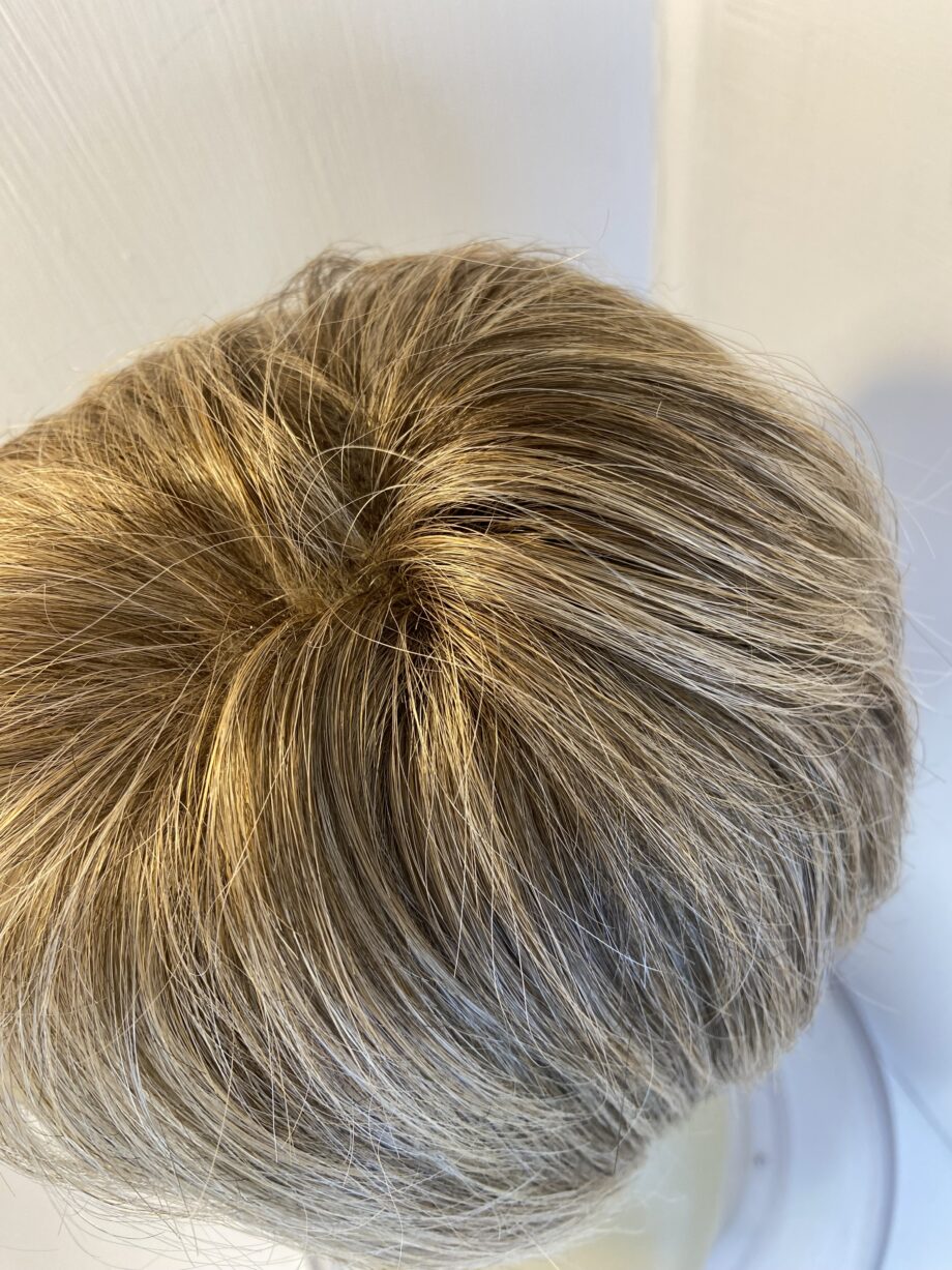 Short blonde wig. Blss521