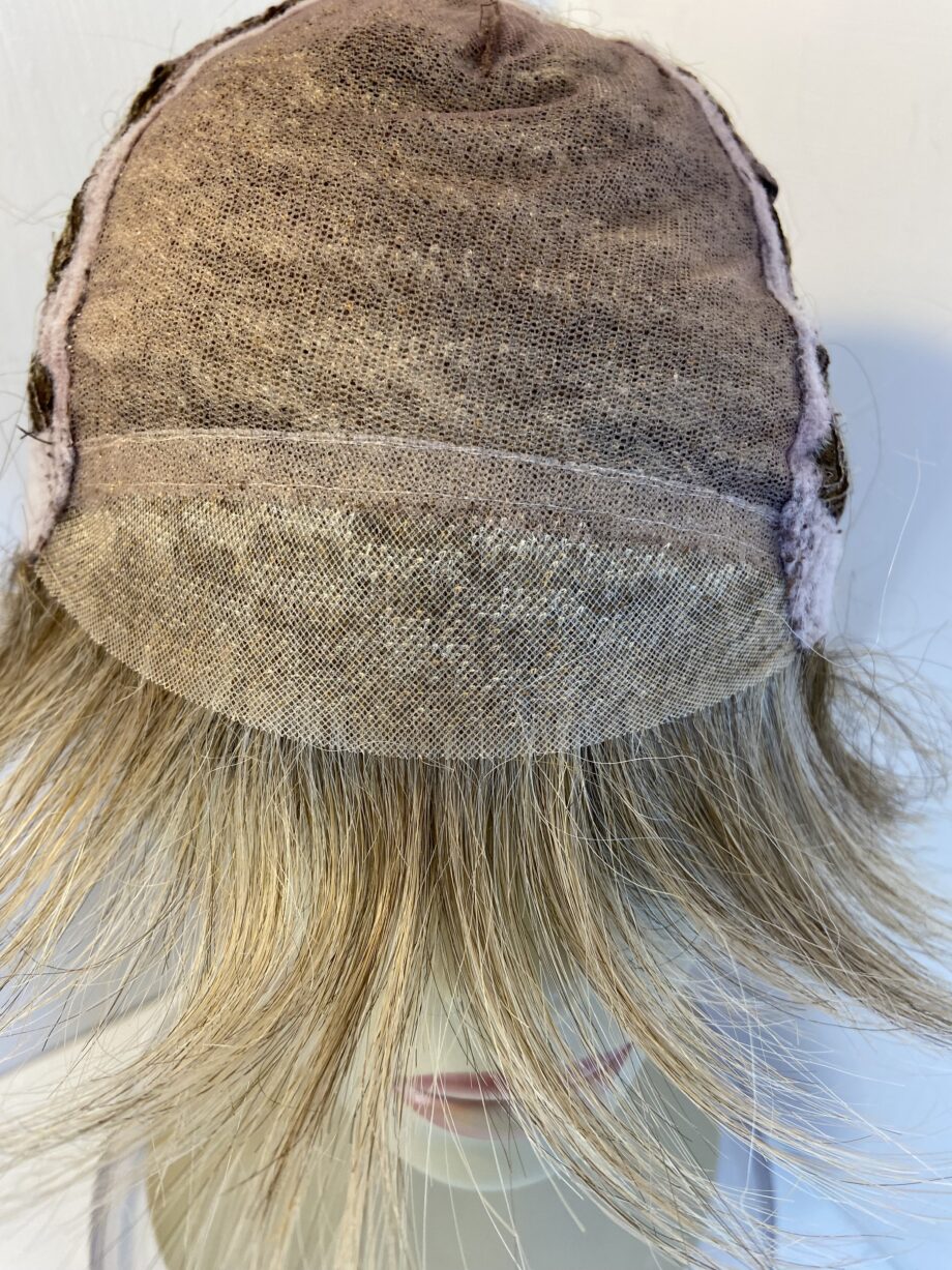 Short blonde wig. Blss521