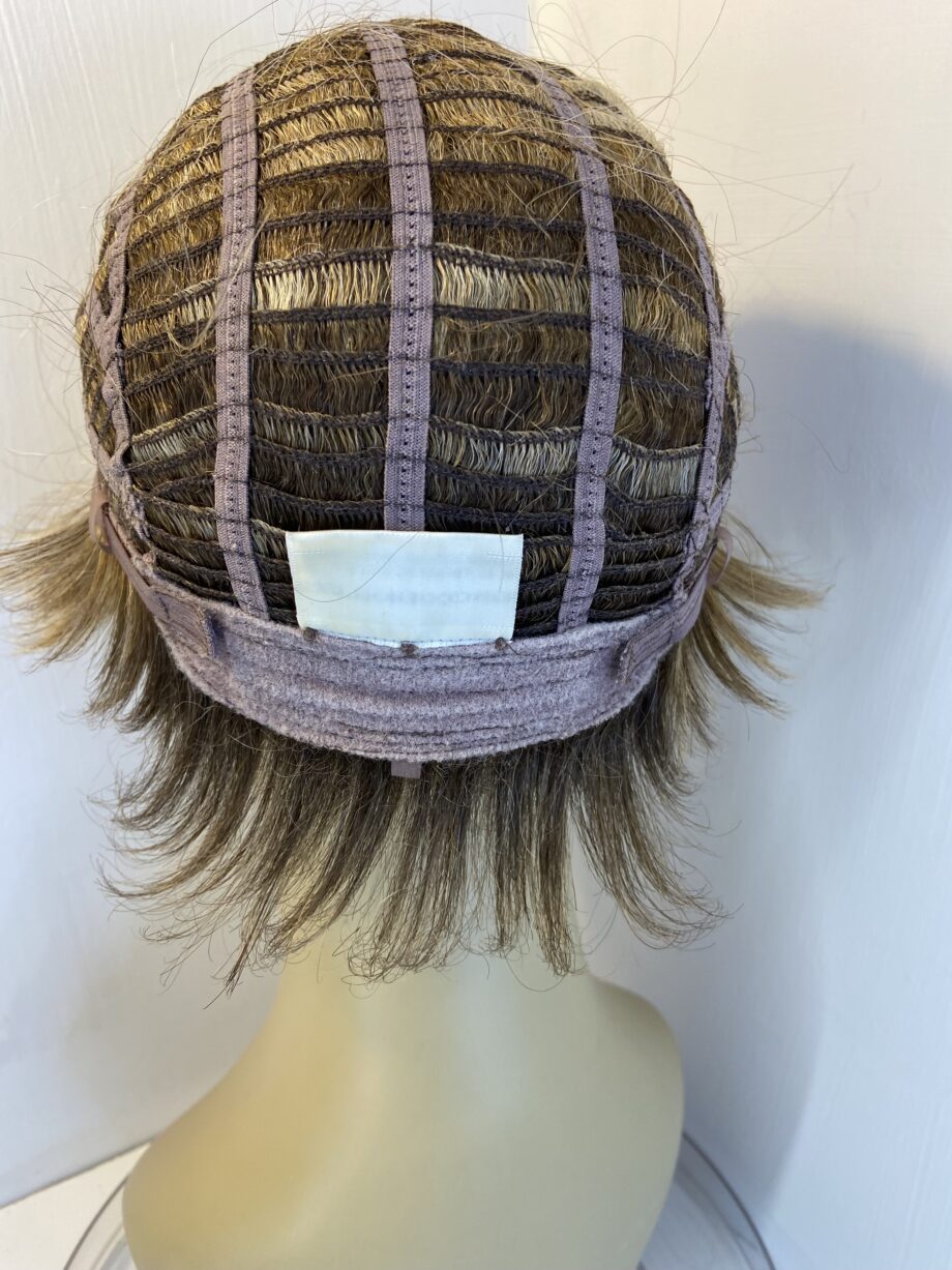 Short blonde wig. Blss521