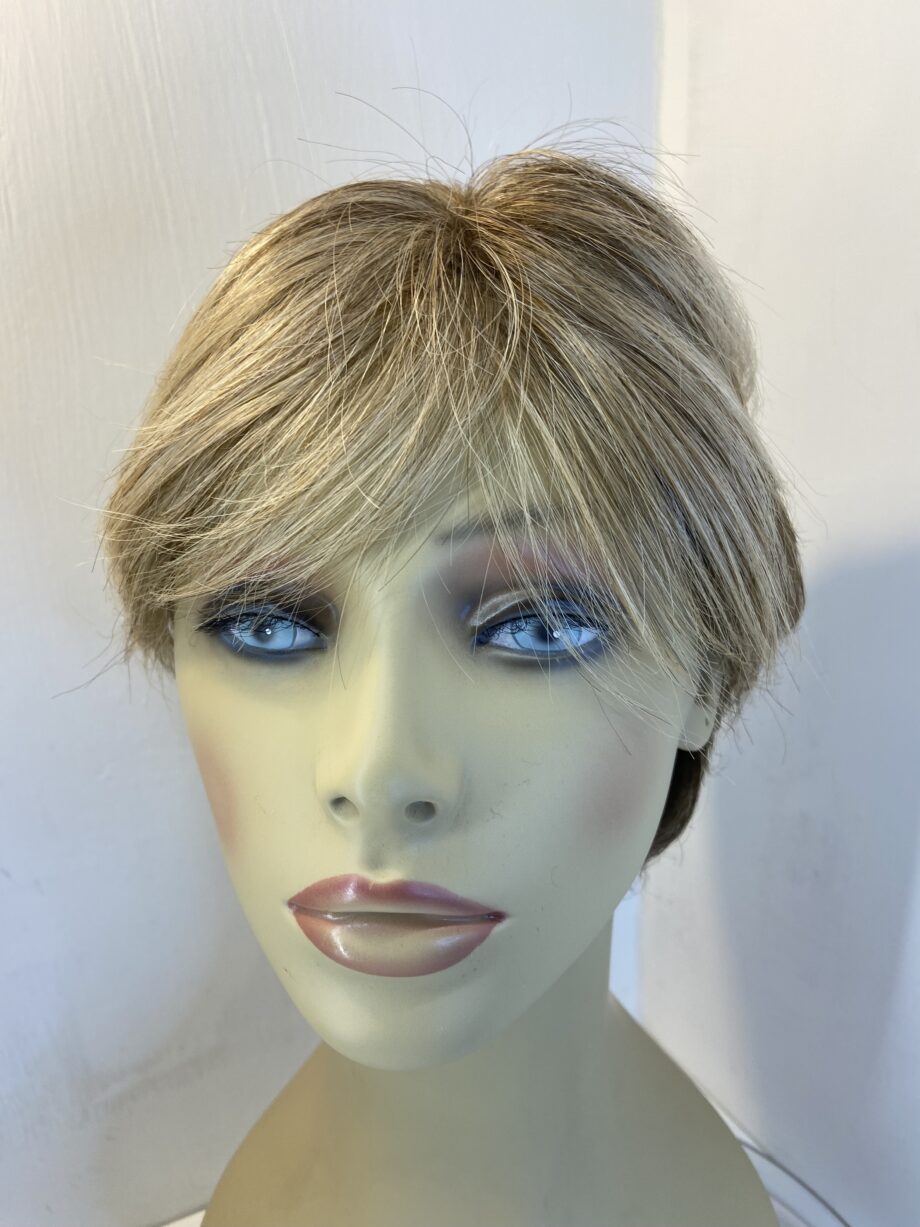Short blonde wig. Blss522