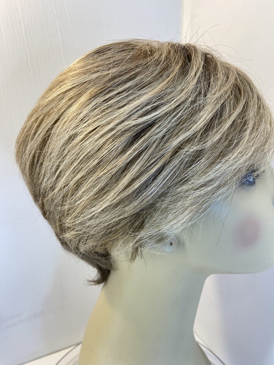 Short blonde wig. Blss522