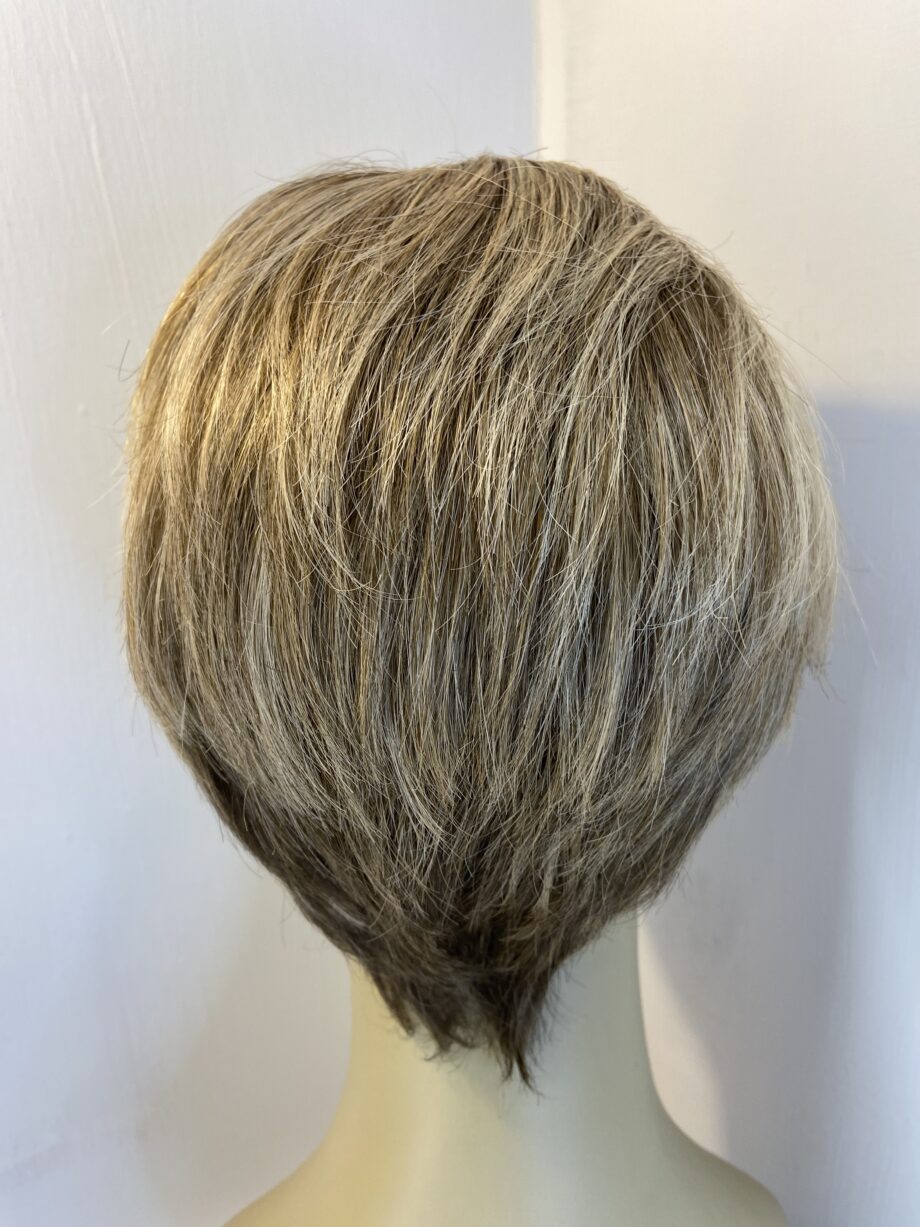 Short blonde wig. Blss522