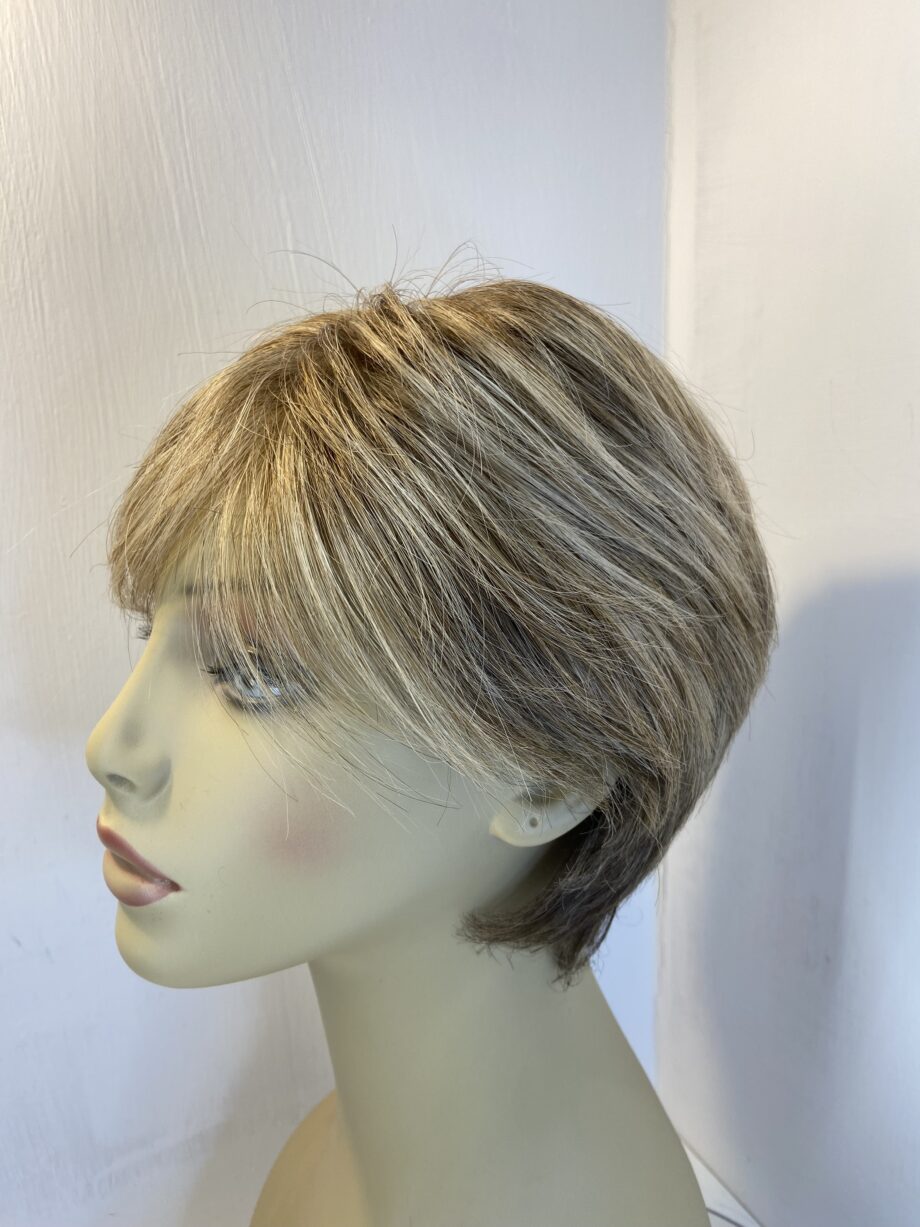 Short blonde wig. Blss522