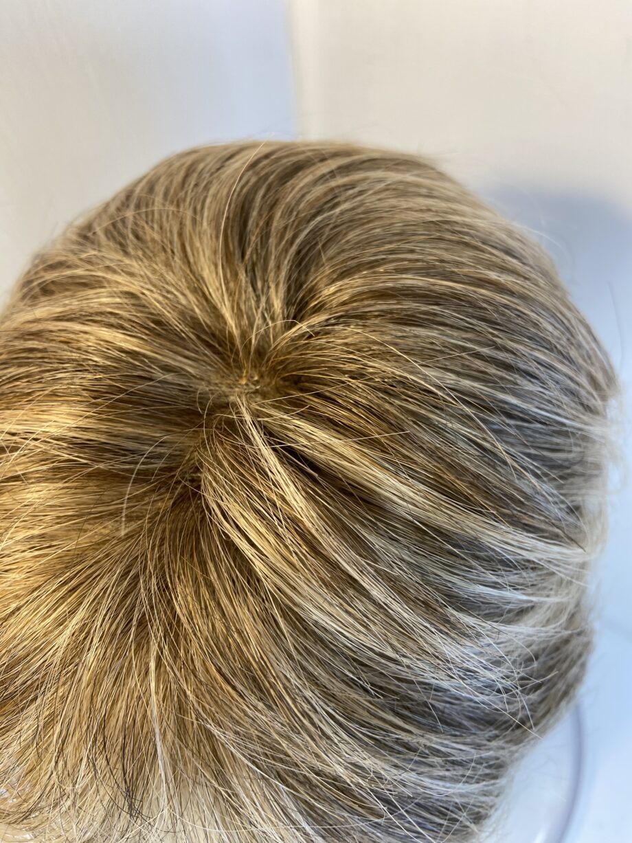 Short blonde wig. Blss522