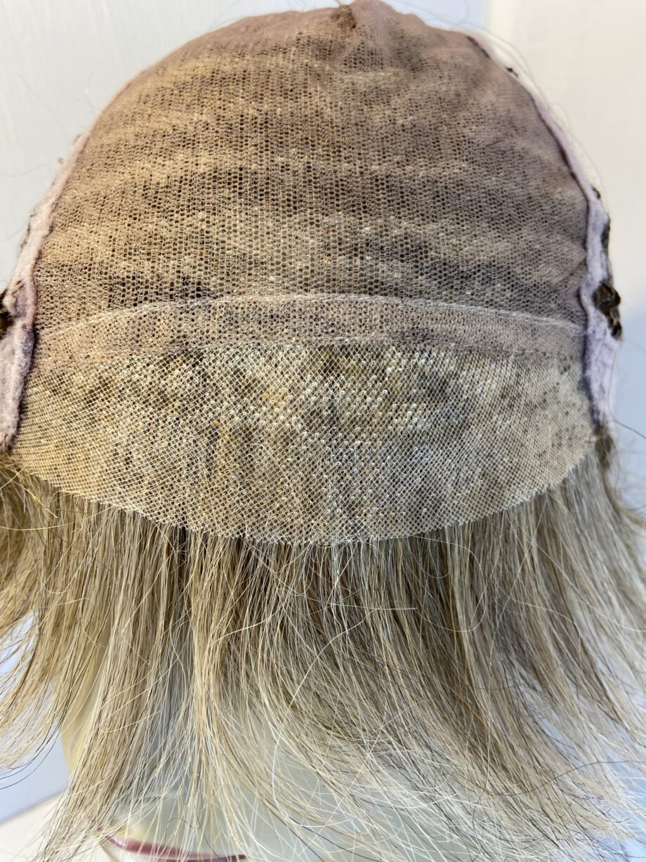 Short blonde wig. Blss522