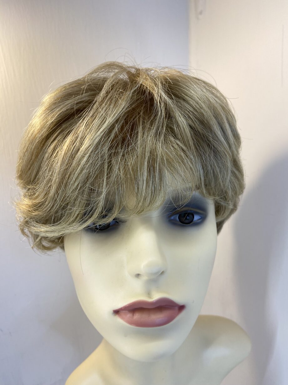 Blonde short wig. Blss523