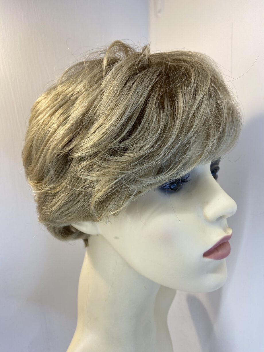 Blonde short wig. Blss523
