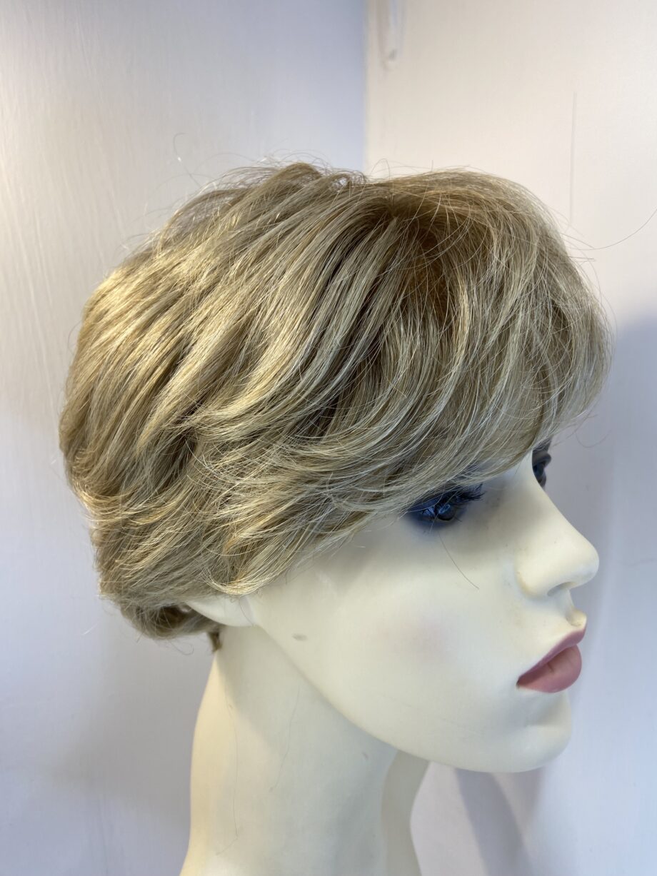 Blonde short wig. Blss523