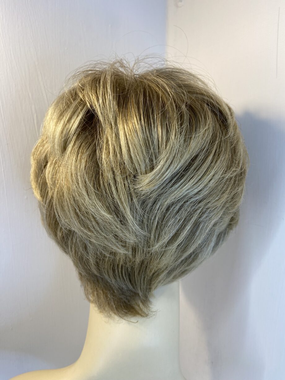 Blonde short wig. Blss523