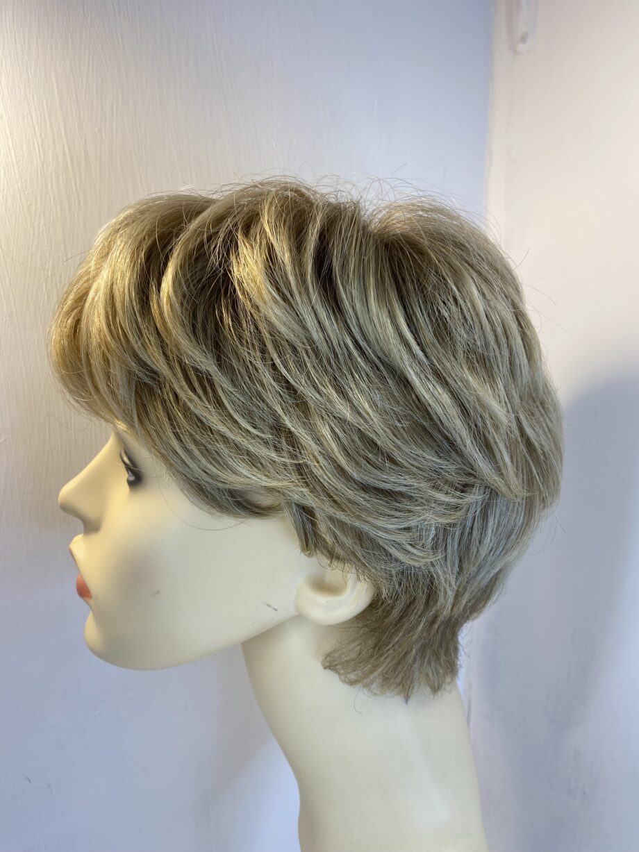 Blonde short wig. Blss523